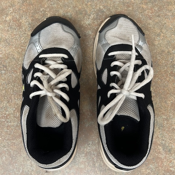 Boys Nike shoes - Picture 2 of 7